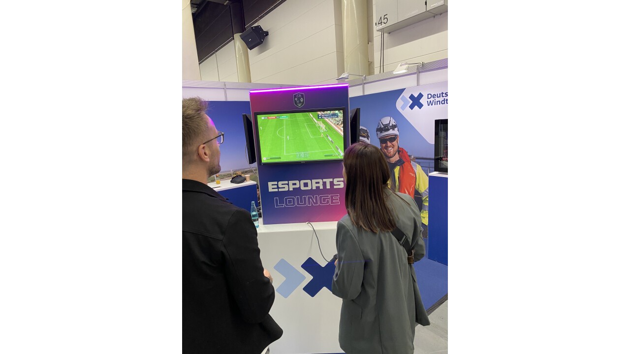 Unsere Recruiter*innen Edgar und Jorina in der eSports Lounge