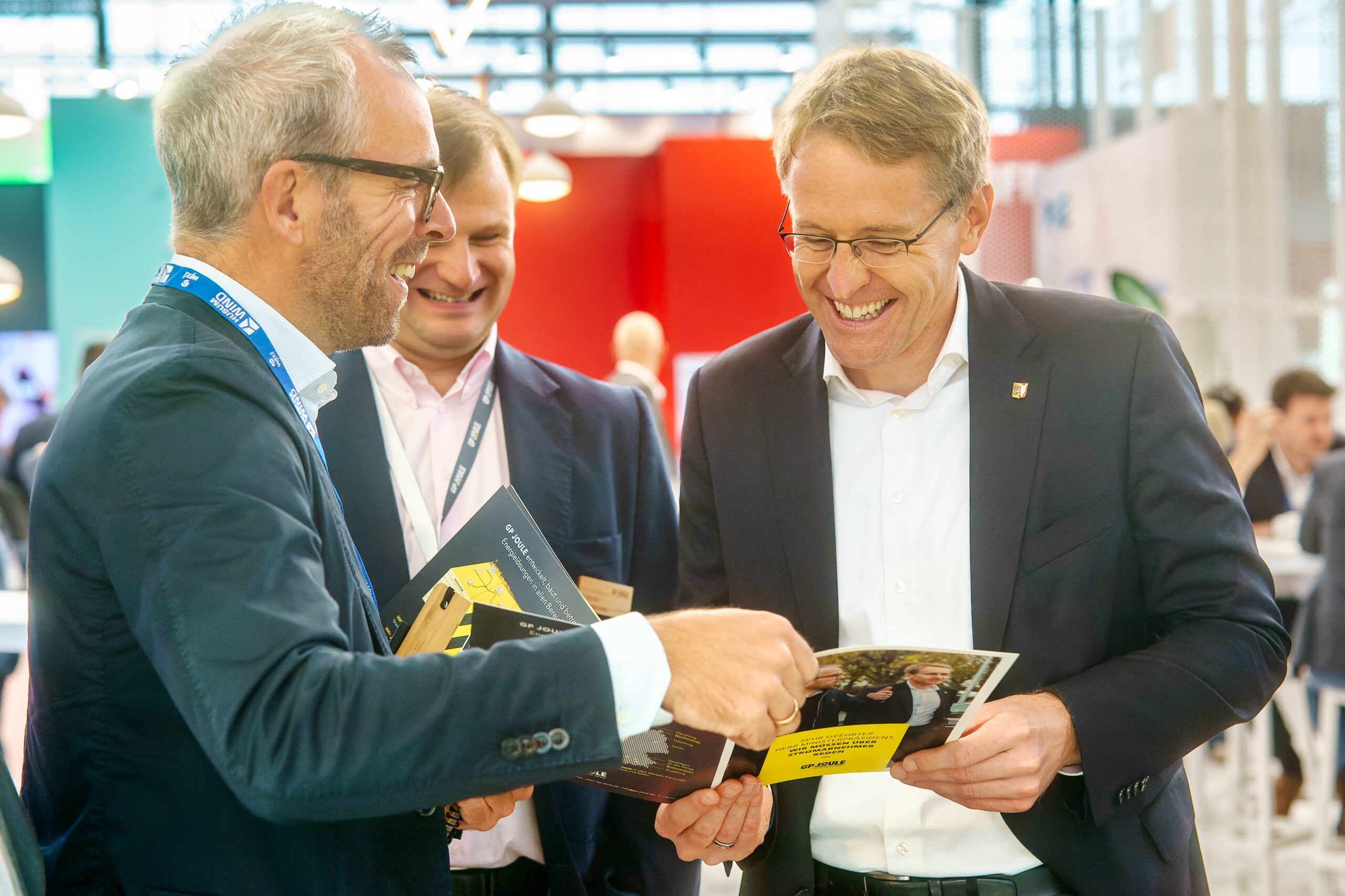 Read more about the article Ministerpräsident Daniel Günther besucht Husum Wind: „Messe für die Energiewende“